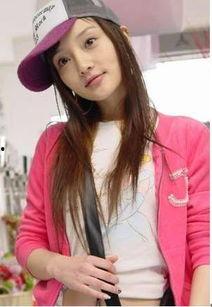 躲在妈妈怀里吃瓜