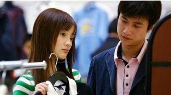 躲在妈妈怀里吃瓜