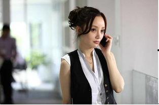 躲在妈妈怀里吃瓜